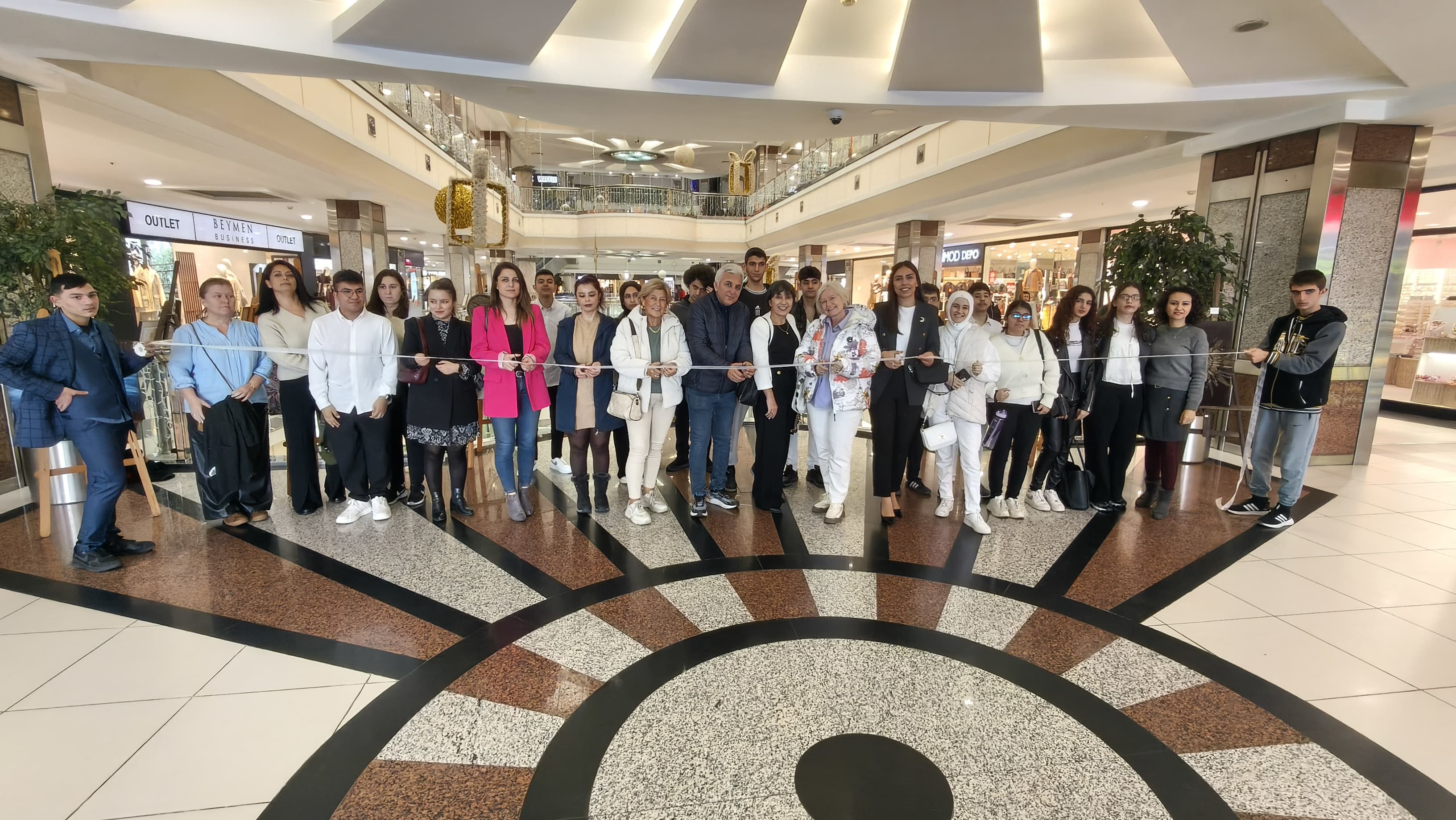 "BEYAZ MELEKLERİN RENKLİ DÜNYASI" RESİM SERGİSİ